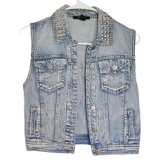 7110 * Forever 21 Studded Denim Vest Light Wash Size S - Picture 1 of 8